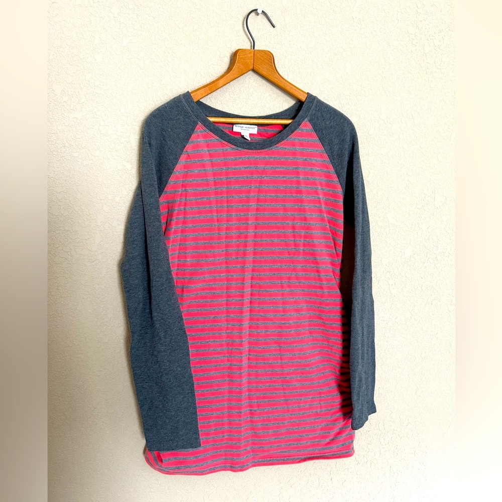 Cozy maternity sweatshirt with ribbed sides and soft interior lining.